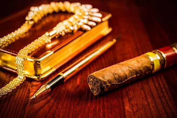 Złoty Długopis Skórzanym Pamiętnikiem Kubańskim Cygarem Biżuterią — Zdjęcie stockowe