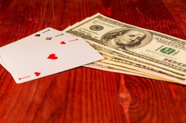 Masa maun ağacında kağıt ve para oynamak. Kimlik numarası