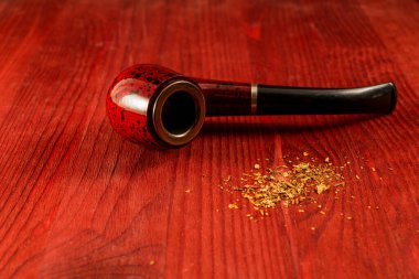 Tahta bir masada tütün tüttürmek için tüp