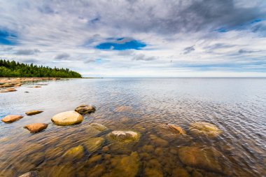 Bulutlu bir günde gölün kayalık kıyısı