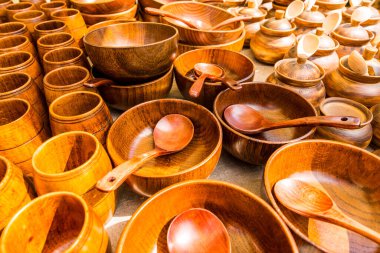 Mağaza penceresinde farklı ahşap kaplar