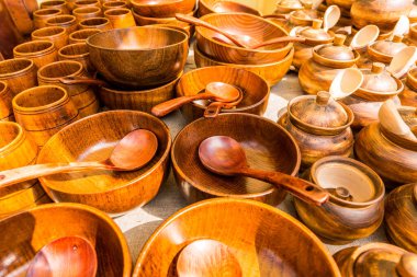 Mağaza penceresinde farklı ahşap kaplar