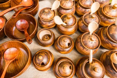 Mağaza penceresinde farklı ahşap kaplar