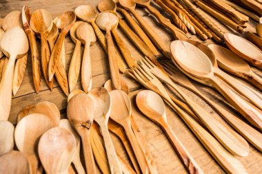 Rafta tahta kaşıklar ve çatallar var.