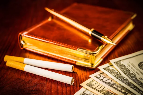 Dinero Con Diario Cuero Cigarrillos Con Pluma Dorada Una — Foto de Stock