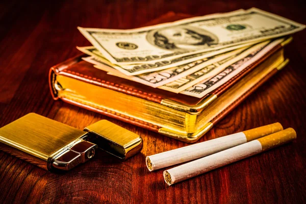 Kožený Deník Cigarety Zlatým Zapalovačem Penězi — Stock fotografie