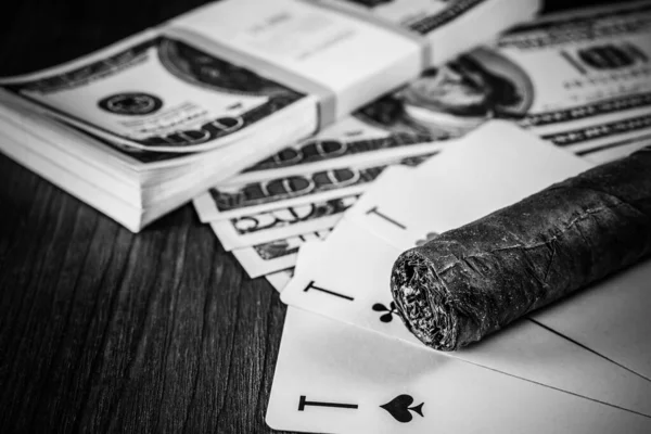 Sigaro Cubano Con Carte Gioco Pacchetto Dollari Sul Tavolo — Foto Stock