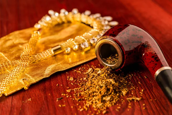 Rurka Palenia Tytoniu Biżuterii Złotą Torbą Drewnie — Zdjęcie stockowe