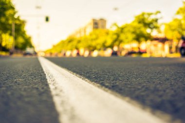 Şehirde güneşli bir gün, AP 'nin farlarının ışığının manzarası.