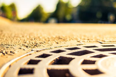 Güneşli bir günde şehir. Asfalt katındaki kapaktan görüntüle