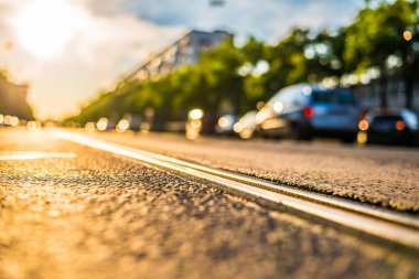 Şehirde güneşli bir gün, sürüş arabalarının manzarası... 