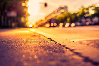 Şehirde güneşli bir gün, kaldırım seviyesinden yaklaşım seviyesine