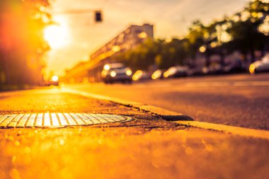 Şehirde güneşli bir gün, ambarın kaldırımından manzara... 