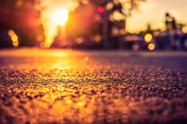 Şehirde güneşli bir gün, şehrin gün batımında yol manzarası