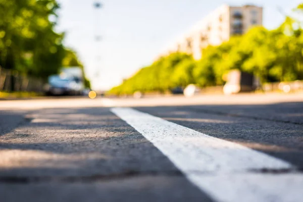 市内の晴れた日 道路レベルへの車の流れのビュー — ストック写真