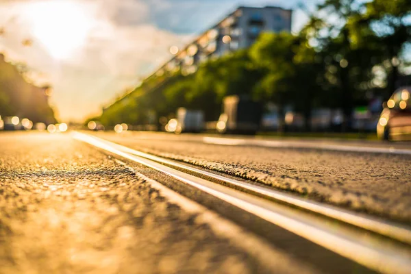 Día Soleado Una Ciudad Vista Los Faros Los Coches Que — Foto de Stock