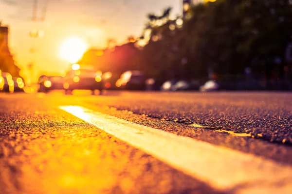 Słoneczny Dzień Mieście Widok Zbliżające Się Samochody Drodze — Zdjęcie stockowe