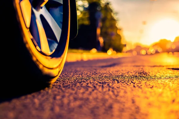 Sonniger Tag Einer Stadt Scheinwerfer Herannahender Autos Die Aussicht — Stockfoto