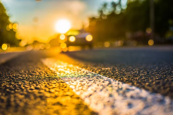 Słoneczny Dzień Mieście Widok Nadjeżdżającego Samochodu Poziomie — Zdjęcie stockowe