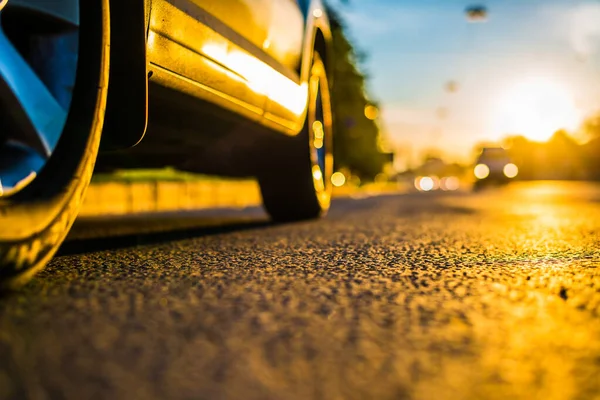 Sonniger Tag Der Stadt Scheinwerfer Des Herannahenden Autos Der Blick — Stockfoto