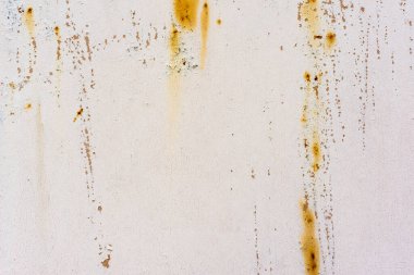 Paslı metal duvarların arkaplanı boyayla kaplı.