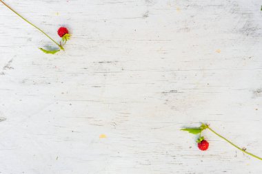 Eski ahşap masada iki çilek