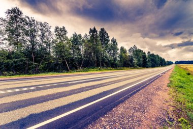 Otoyol samanlıklarla tarlanın yanından geçiyor. Roa 'dan görünüm