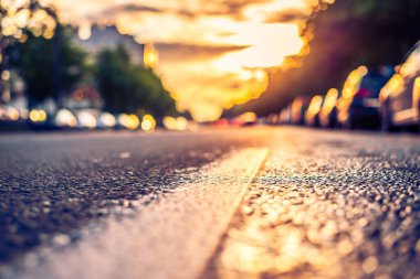 Şehirde yağmurdan sonra güneş, AP 'nin farlarının manzarası...