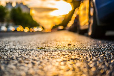 Şehirde yağmurdan sonra güneş, AP 'nin farlarının manzarası...