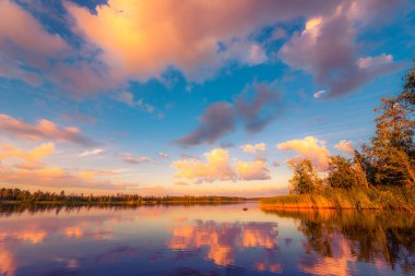 Batan güneşin ışığında Orman Gölü. Tekneden görünüm