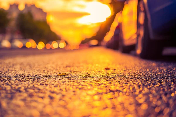 Şehirde yağmurdan sonra güneş, AP 'nin farlarının manzarası...