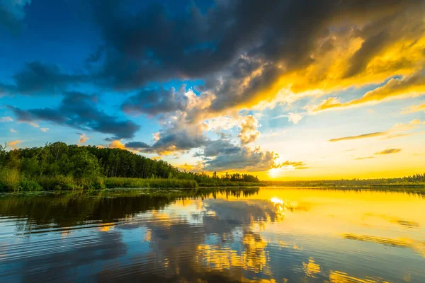 Tramonto Sul Lago Della Foresta Vista Dalla Barca — Foto Stock