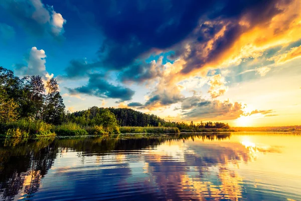 Tramonto Sul Lago Della Foresta Vista Dalla Barca — Foto Stock