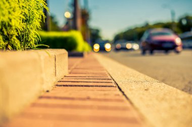 Büyük şehirde açık bir gün, parkın yakınında movi olan bir cadde.