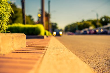 Büyük şehirde açık bir gün, parkın yakınında movi olan bir cadde.