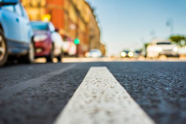 Büyük şehirde açık bir gün, yaklaşan arabaların ışıkları. V