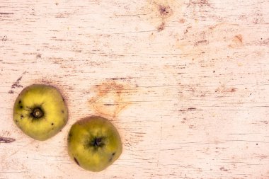 Eski ahşap masada yarım elma.