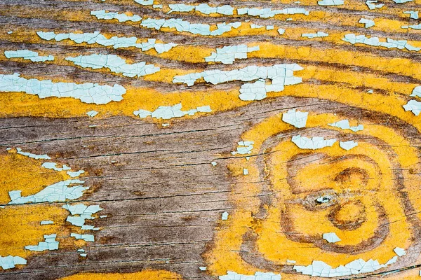 木製の壁に亀裂のある塗料 近くのビュー — ストック写真