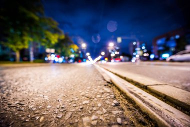 Raylı gece otoyolu, üzerinden arabalar geçiyor. Geniş açıdan bak!