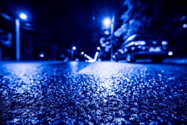 Gece boyunca yağmur yağdı, arabayı yol kenarına park etti. Buradan görüntüle