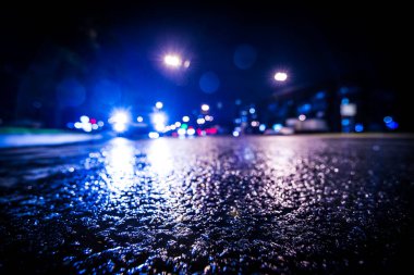 Gece gündüz yağmur yağıyor, arabanın farları parlıyor. Fr görünüm