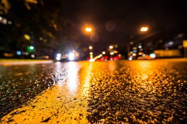 Gece gündüz yağmur yağıyor, arabanın farları parlıyor. Fr görünüm