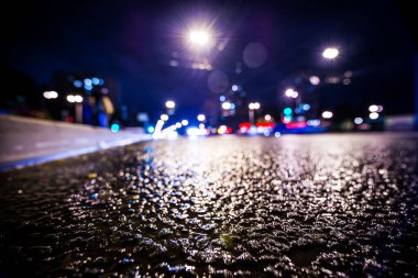 Gece gündüz yağmur yağıyor, yaklaşan arabaların parlayan ışıkları. V