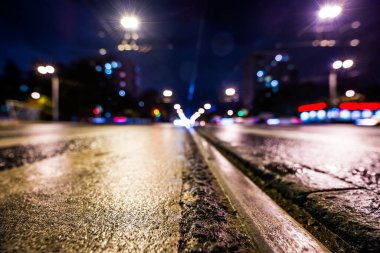 Gece karayolu raylı, yaklaşan arabaların parlayan ışıkları