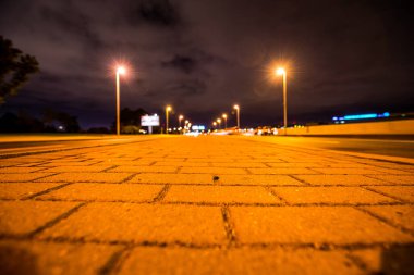 Gece yolu, yaklaşan arabaların parlayan ışıkları. Geniş açı!