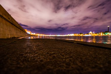 Geceleri şehrin ışıkları, rıhtımın manzarası.. 