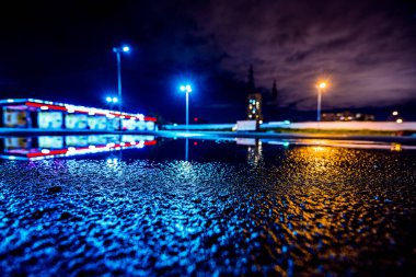 Her gece yağmur yağıyor. Park yerini aydınlatan ışıklar yanıyor. 