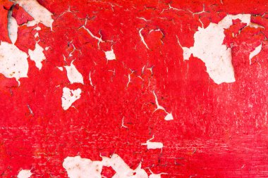 Kırmızı boyayla kaplı metal duvar soyulmuş.
