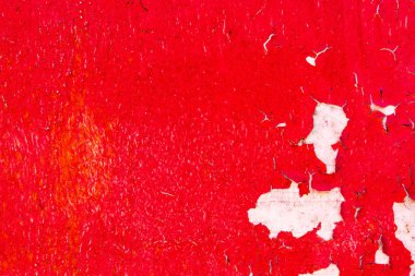 Kırmızı boyayla kaplı metal duvar soyulmuş.