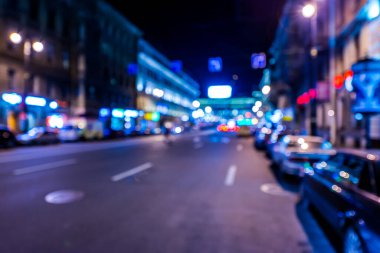 Büyük şehrin gece ışıkları, benzin ışığında gece caddesi.